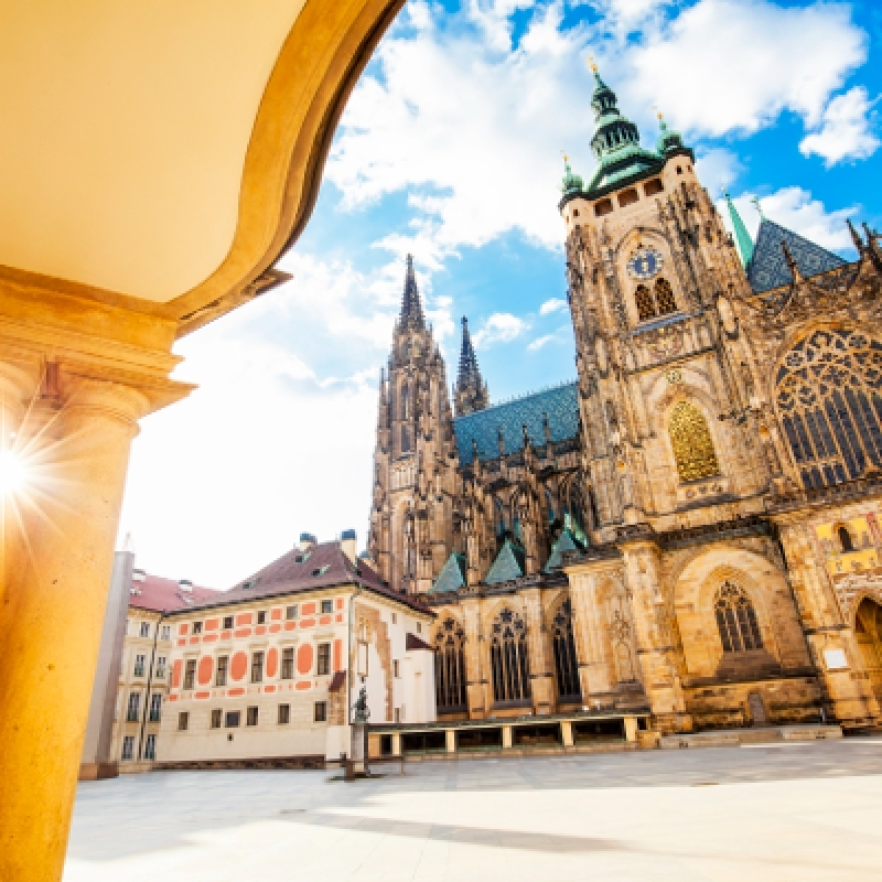 5h Prague City Highlights Tour with Local Lunch & Snack incl 4