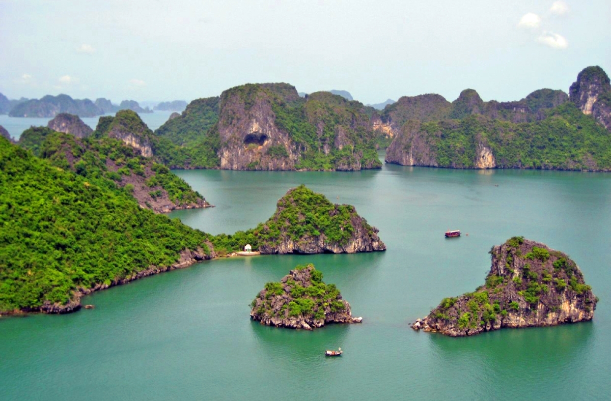 One Day in Halong Luxury Group Tour 1