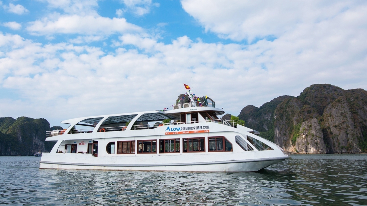 From Hanoi: Halong Bay Luxury Full-Day Trip by Boat 1