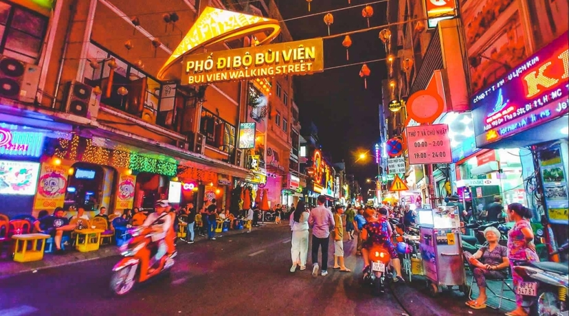 Saigon Night Street Food Tour – City Lights & Authentic Vietnamese Flavors 2