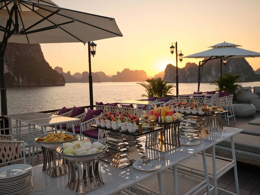 Iris Cruise – 1-Day Halong Bay Luxury Experience with Cave, Island & Live Music By Sanna Tour 2
