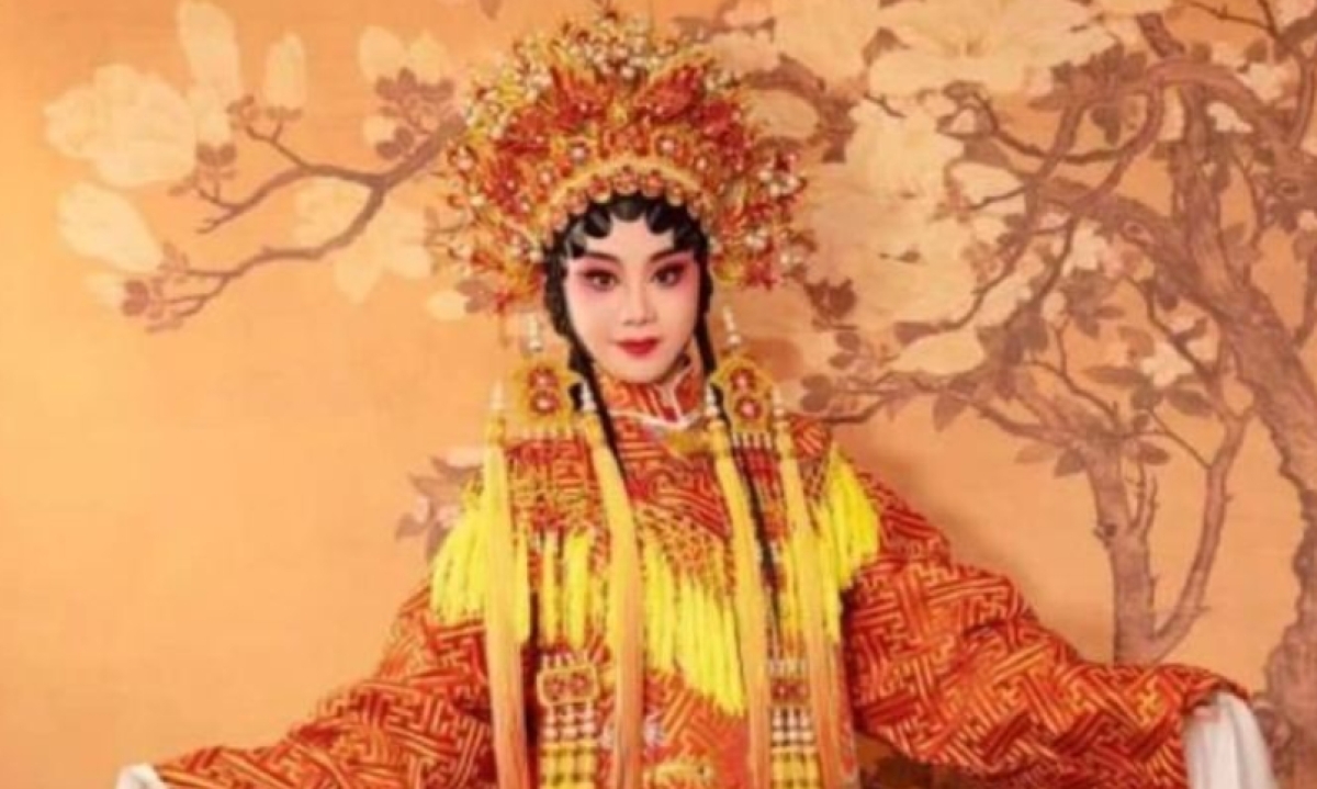 [Intangible Cultural Heritage Experience] Guangfu Intangible Heritage • Cantonese Opera Makeup & Styling Experience + Photography • Guangzhou One-Day Tour