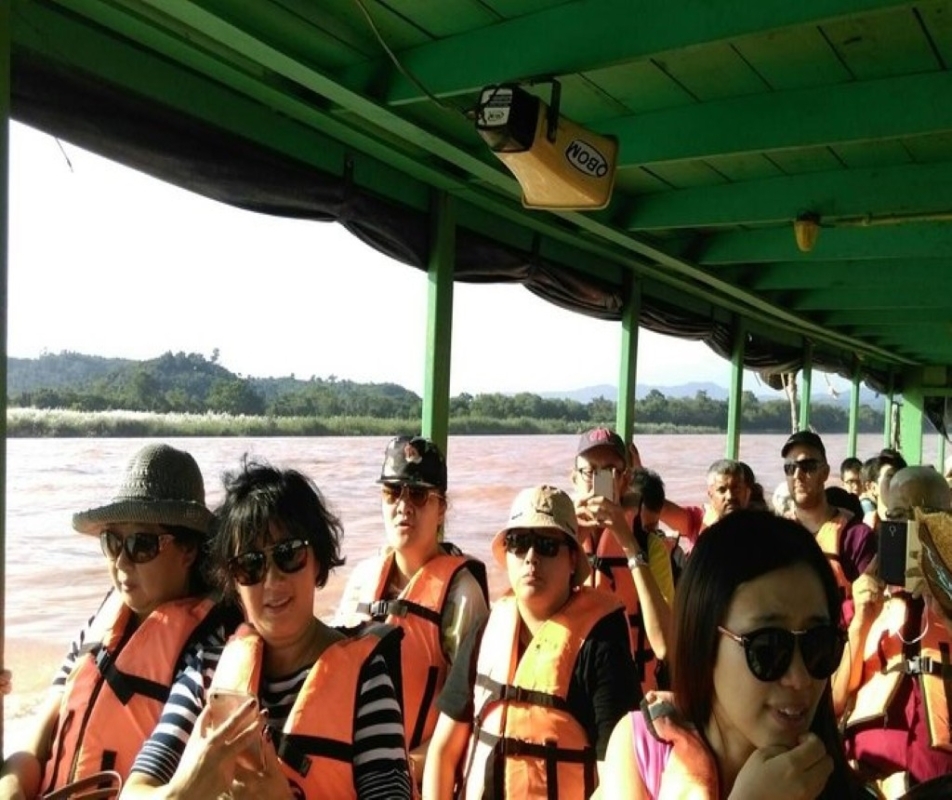 Chiang Mai-Chiang Rai: White & BlueTemple-Bann Dam Museum-Golden Triangle -Boat Trip 1