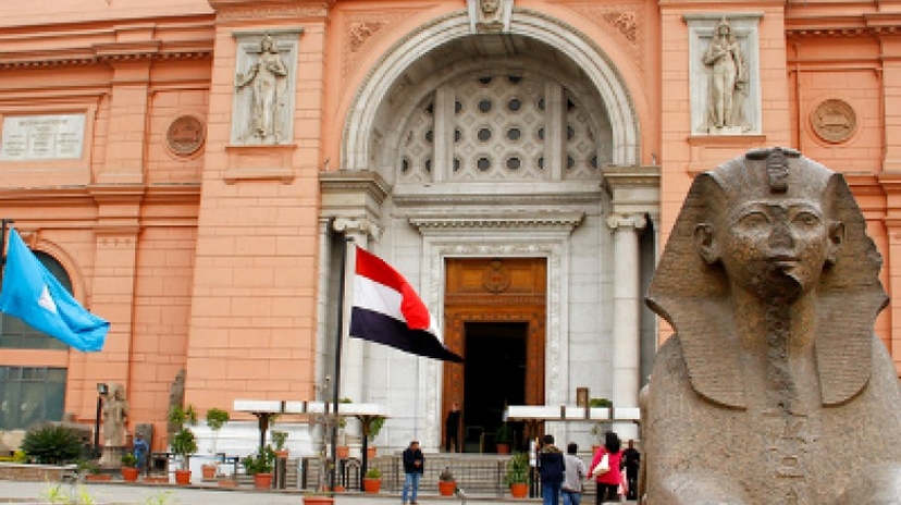 Full Day Private Guided Tour to Giza Pyramids and the Egyptian Museum 2