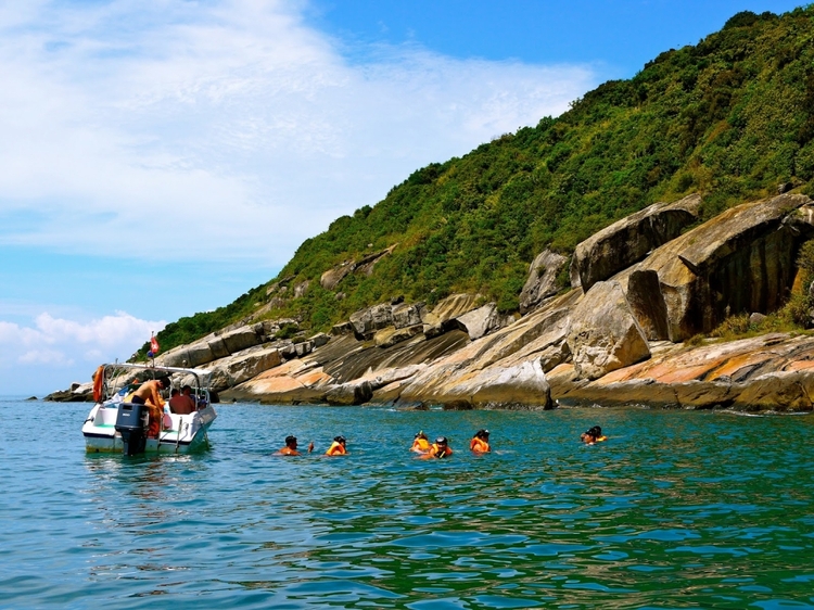 BOAT TRIP TO CU LAO CHAM