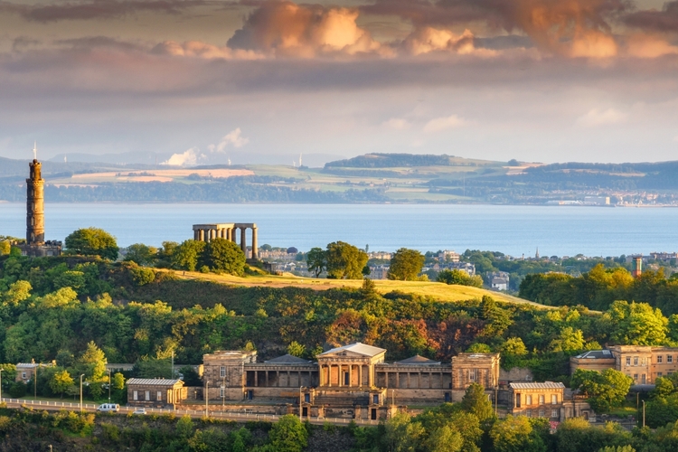 Edinburgh Old Town Walking Tour with a Handy App