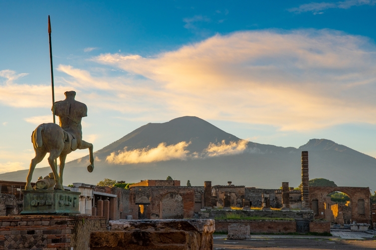 Full-Day Pompeii and Mt. Vesuvius with Lunch and Wine tasting from Naples - shared tour