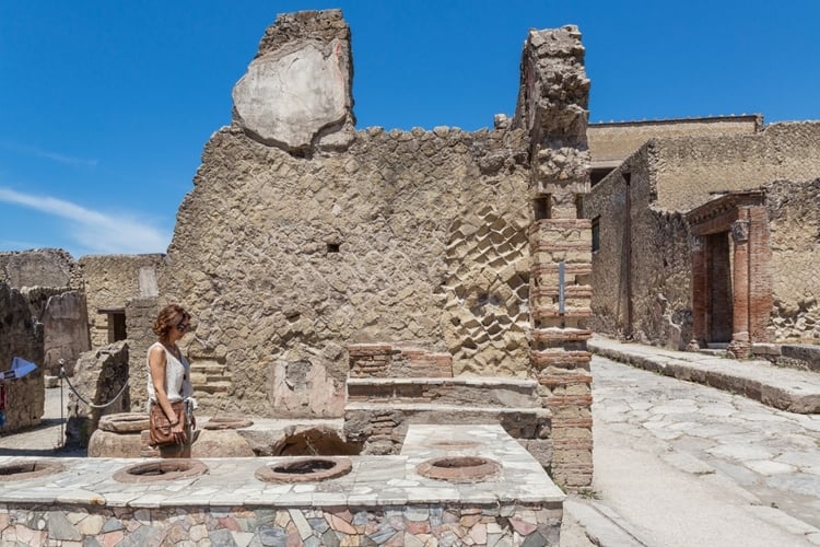 Guided walking tour in Pompeii with guide and ticket included - shared tour