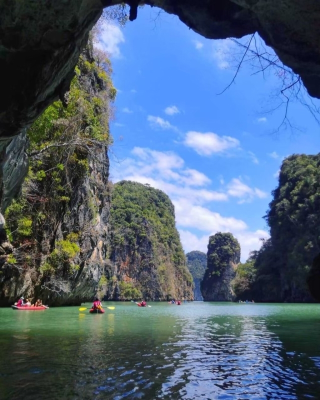 James bond Canoeing by speedboat 3