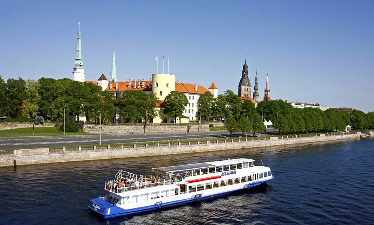 1h Riga River Tour by boat with bar and WiFi 1