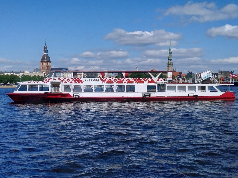1h Riga River Tour by boat with bar and WiFi 4