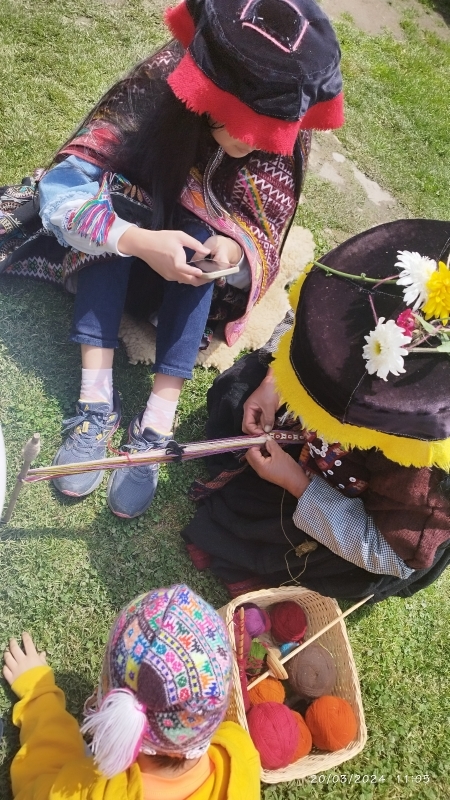 De la fibra al tejido: experiencia textil andina en comunidad Amaru 4