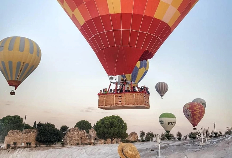 Pamukkale Full-Day Tour with Hot Air Balloon Ride from Marmaris