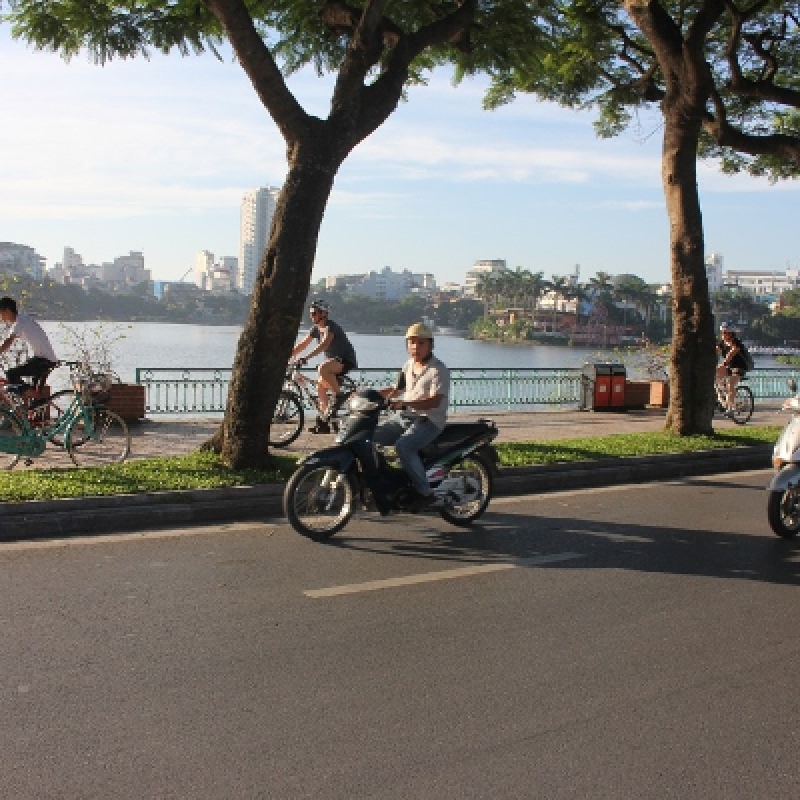 SUNSET HANOI CITY BICYCLE TOUR 6