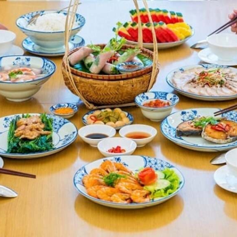 Hoi An Evening Food Tour Walking Explore Street Eats and Ancient Town 7