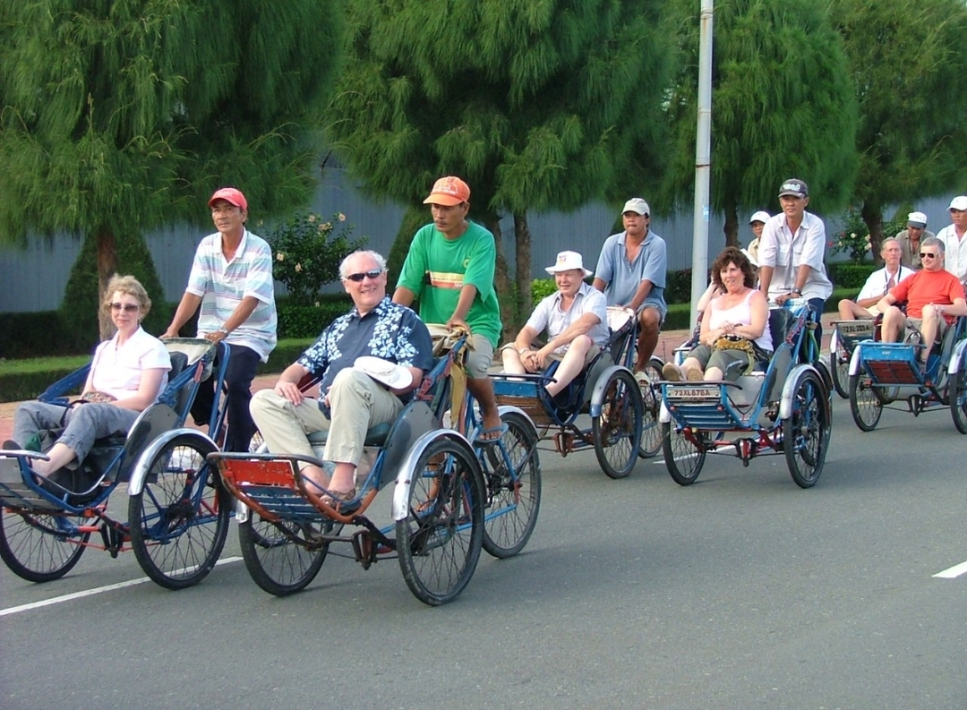 HANOI EVENING TOUR WITH CYCLO & WATER PUPPET SHOW 3
