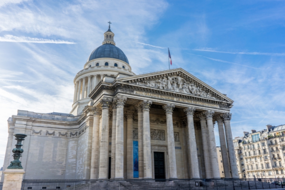 Emily in Paris Walking Tour with an APP 8