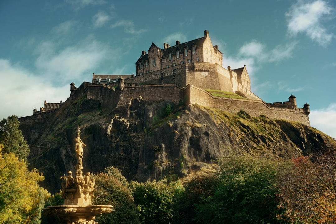 Edinburgh Old Town Walking Tour with a Handy App 2
