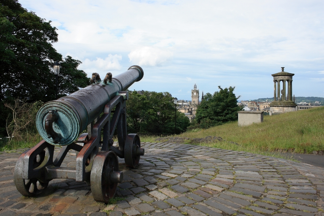 Edinburgh Old Town Walking Tour with a Handy App 3