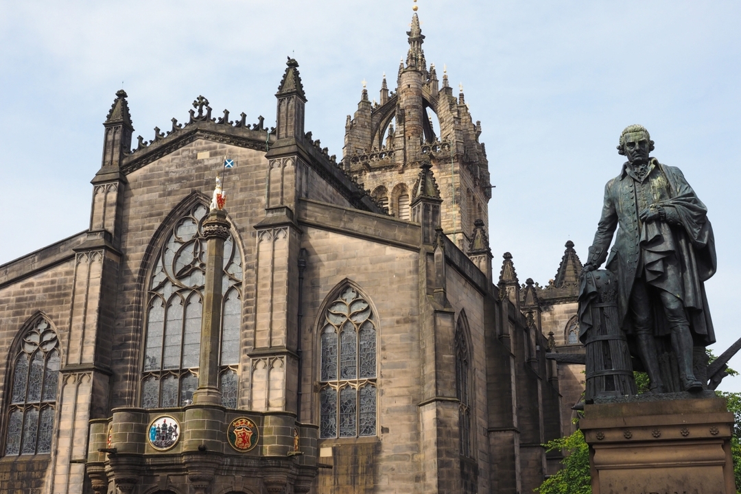 Edinburgh Old Town Walking Tour with a Handy App 8