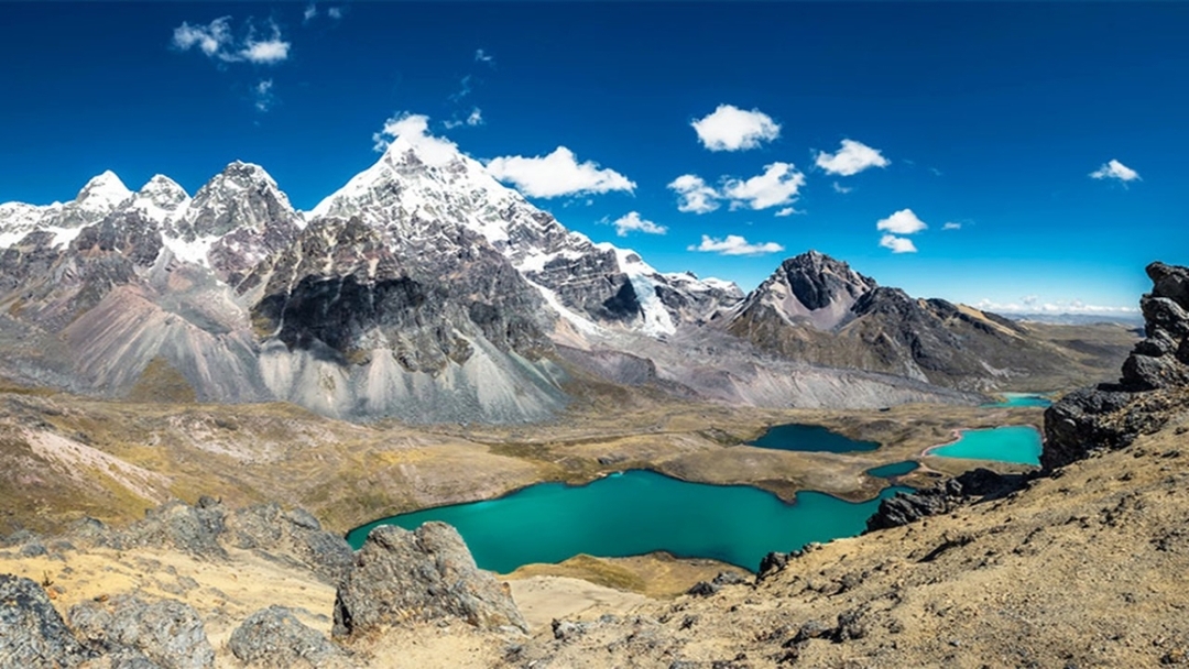 Trekking Through the 7 Lakes of Ausangate 3