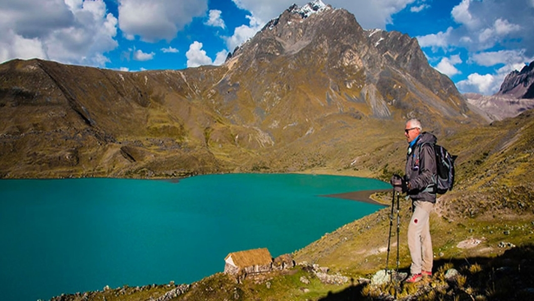 Trekking Through the 7 Lakes of Ausangate 4