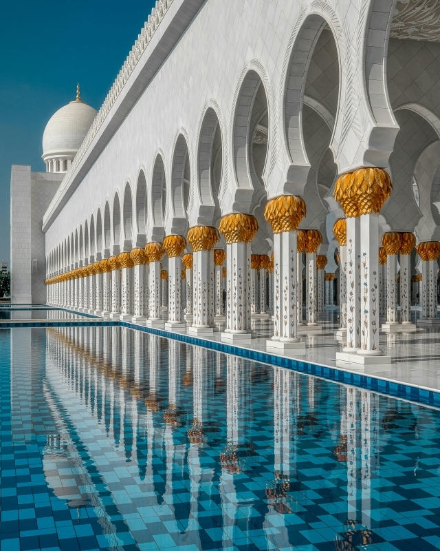 Abu Dhabi Half Day Sightseeing Tour Grand Mosque, Royal Palace & Emirates Palace 2