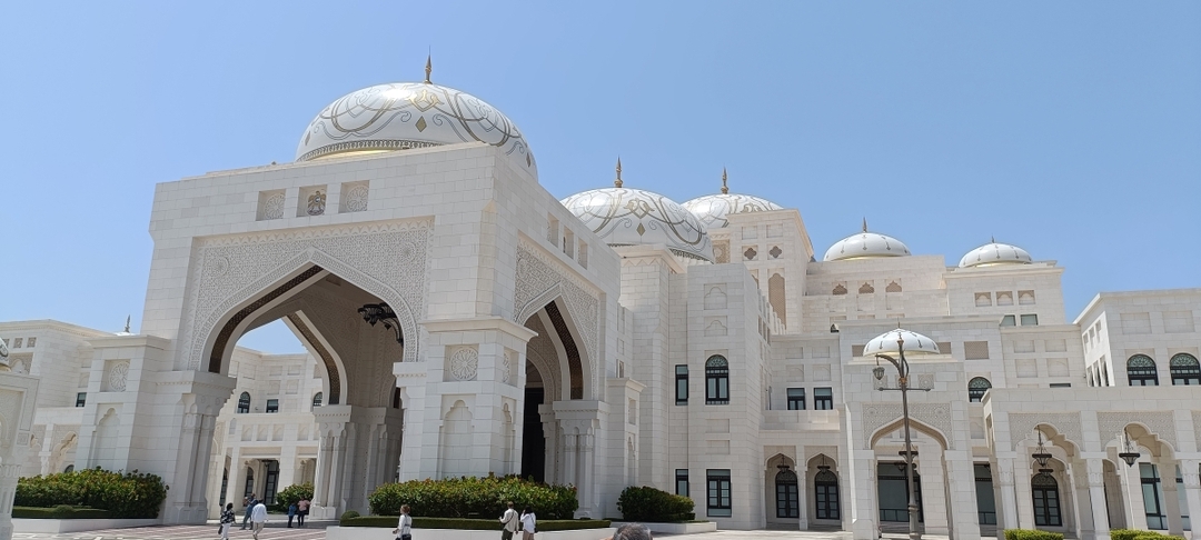 Abu Dhabi Half Day Sightseeing Tour Grand Mosque, Royal Palace & Emirates Palace 7