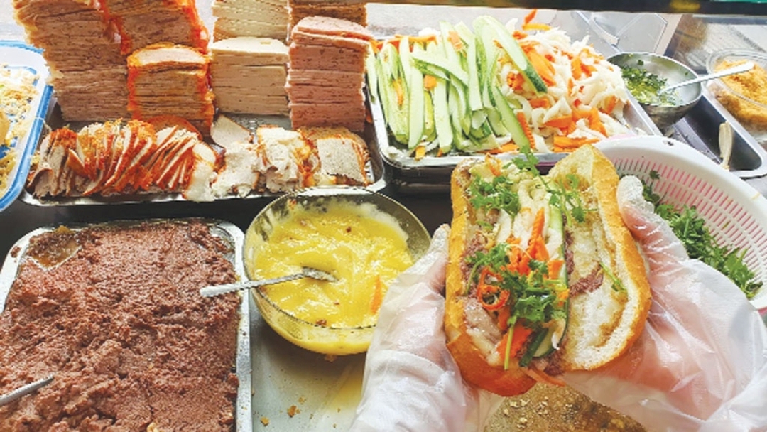 Saigon street food tour by motorbike 2