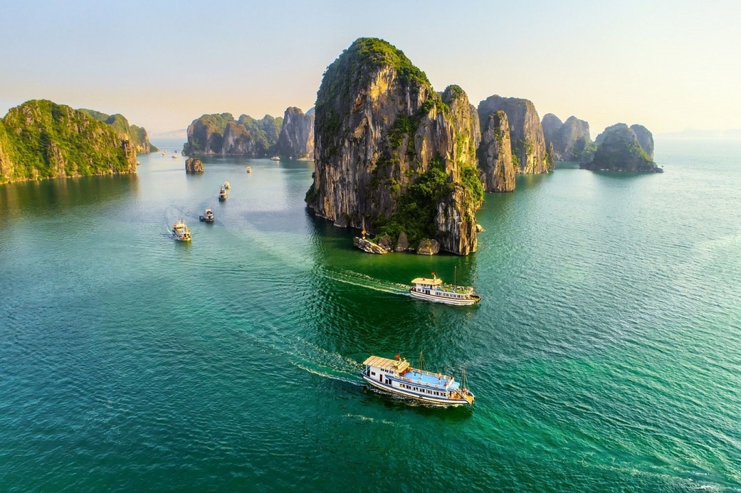 ONE DAY IN HALONG LUXURY GROUP TOUR 6