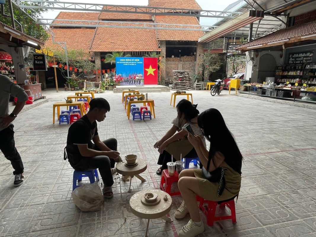Hanoi Jeep/Vespa/Motorbike/Bicycle Tour Half-Day Explore Bat Trang Pottery Village 3