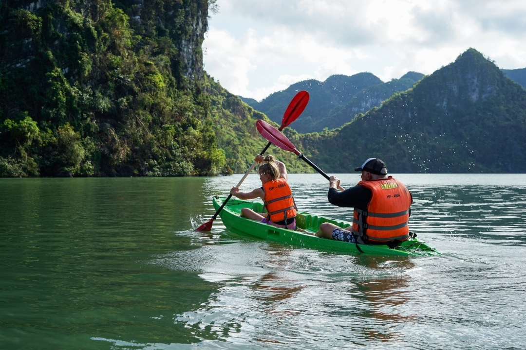 La Casta Daily Cruise – 7.5-Hour Halong Bay Discovery from Tuan Chau by Sanna Tour 8