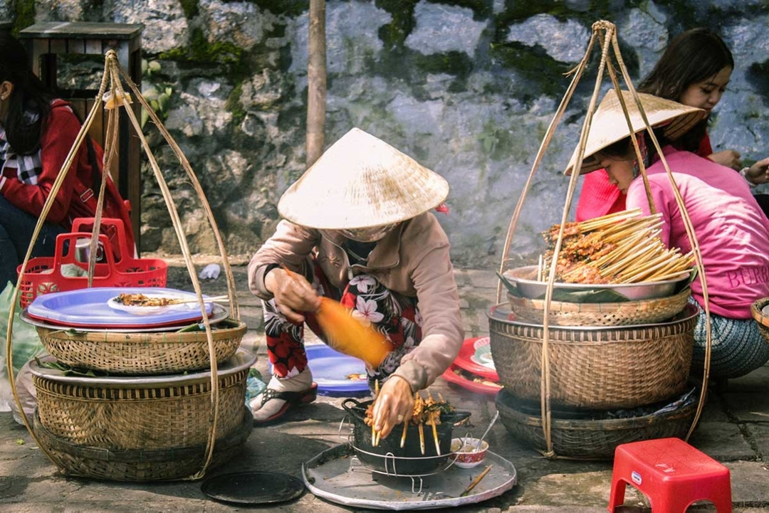 Hoi An Walking Food Tour – Explore 8 Local Dishes in Just One Evening By Sanna Tour 5