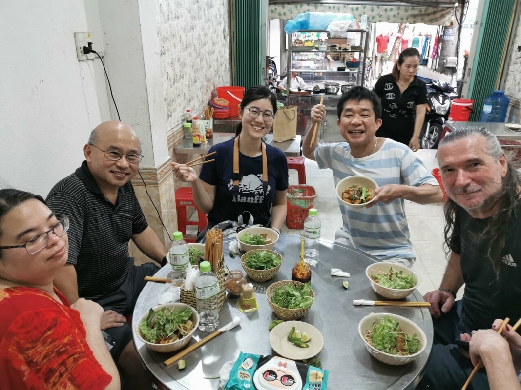 Hoi An Walking Food Tour – Explore 8 Local Dishes in Just One Evening By Sanna Tour 7