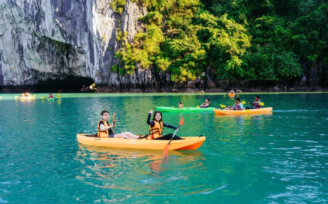 Vera Cruise – 1-Day Halong Bay Journey with Cave, Kayak & Sunset Party By Sanna Tour 4