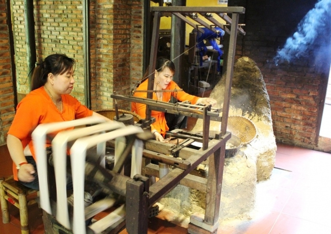 HOI AN SILK FARMING TOUR BY SANNA TOUR 4