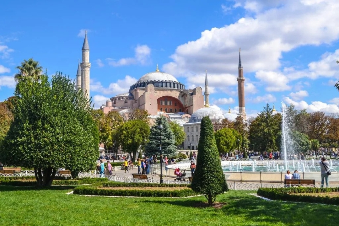 Istanbul: Sultanahmet, Balat, & Bazaars Private Tour With Cruise 7