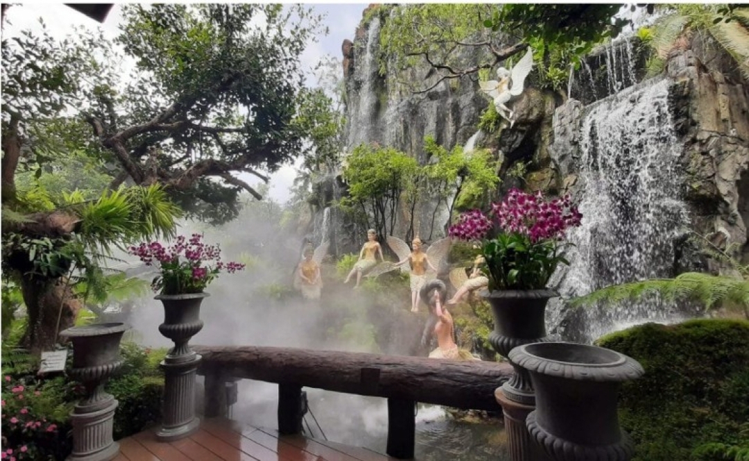 Chiang Mai-Chiang Rai: White -Blue -Red Temple-Lalita Cafe 1