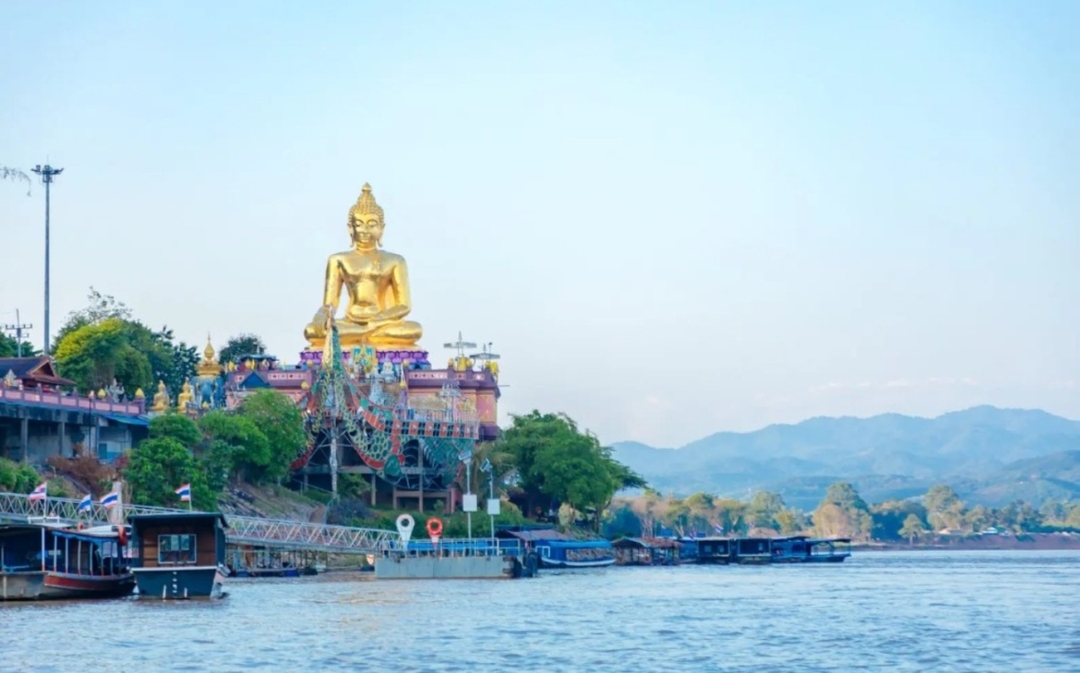 Ching Mai-Chiang Rai: Join Tour One Day White & Blue Temple - Bann Dam Museum - Golden Triangle 6