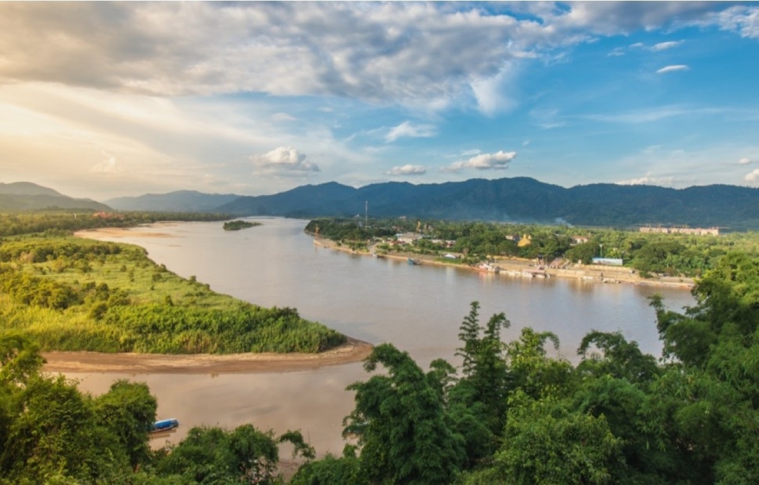 Ching Mai-Chiang Rai: Join Tour One Day White & Blue Temple - Bann Dam Museum - Golden Triangle 7