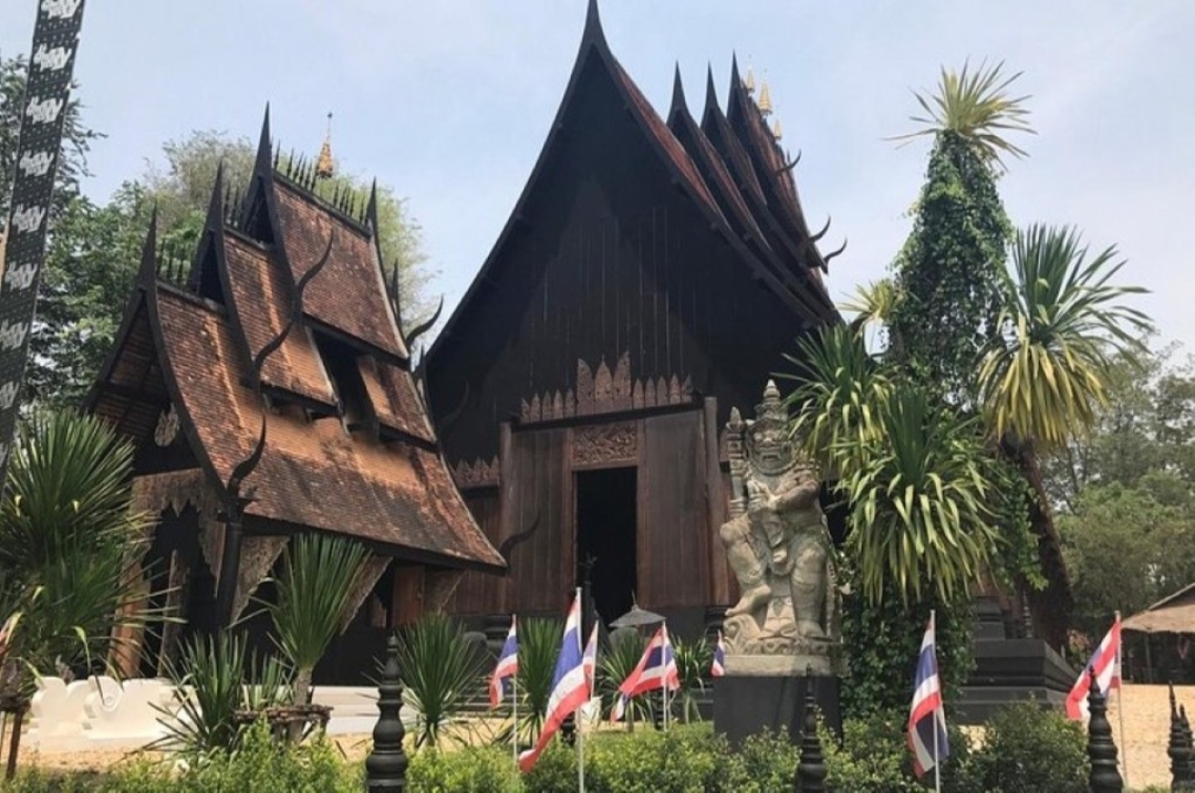CHIANG MAI-CHIANG RAI: One day White Temple + Bann Dam Museum+Blue Temple 6