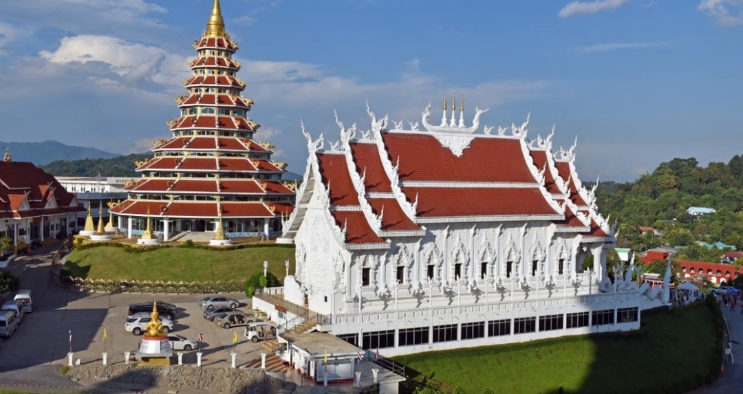 Chiang Mai-Chiang Rai: White -Blue -Red Temple-Lalita Cafe-Karen Village 3