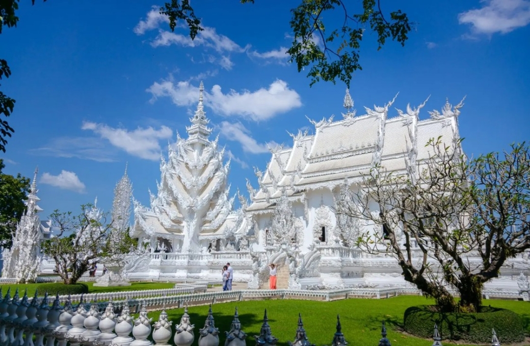 Chiang Mai-Chiang Rai: White -Blue -Red Temple-Lalita Cafe-Karen Village 5