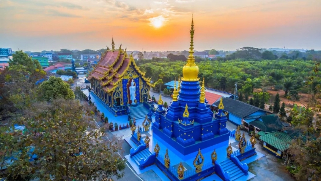 Chiang Mai-Chiang Rai: White -Blue -Red Temple-Lalita Cafe-Karen Village 8