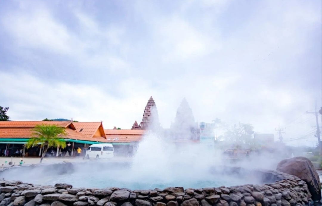 Chiang Mai-Chiang Rai: White -Blue -Red Temple-Lalita Cafe-Karen Village 9