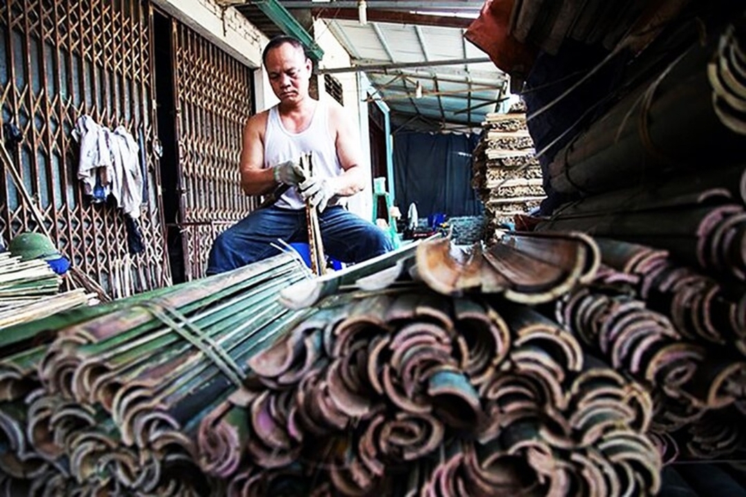 Handmade incense-making activity in local village from Hanoi 1