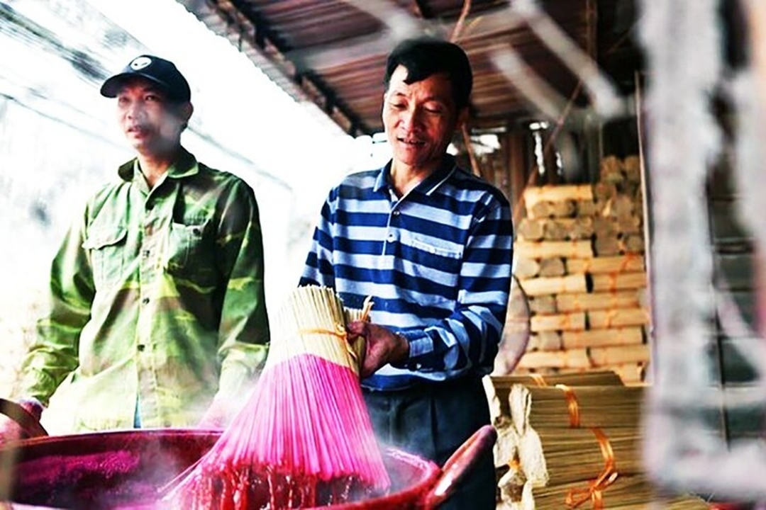 Handmade incense-making activity in local village from Hanoi 3