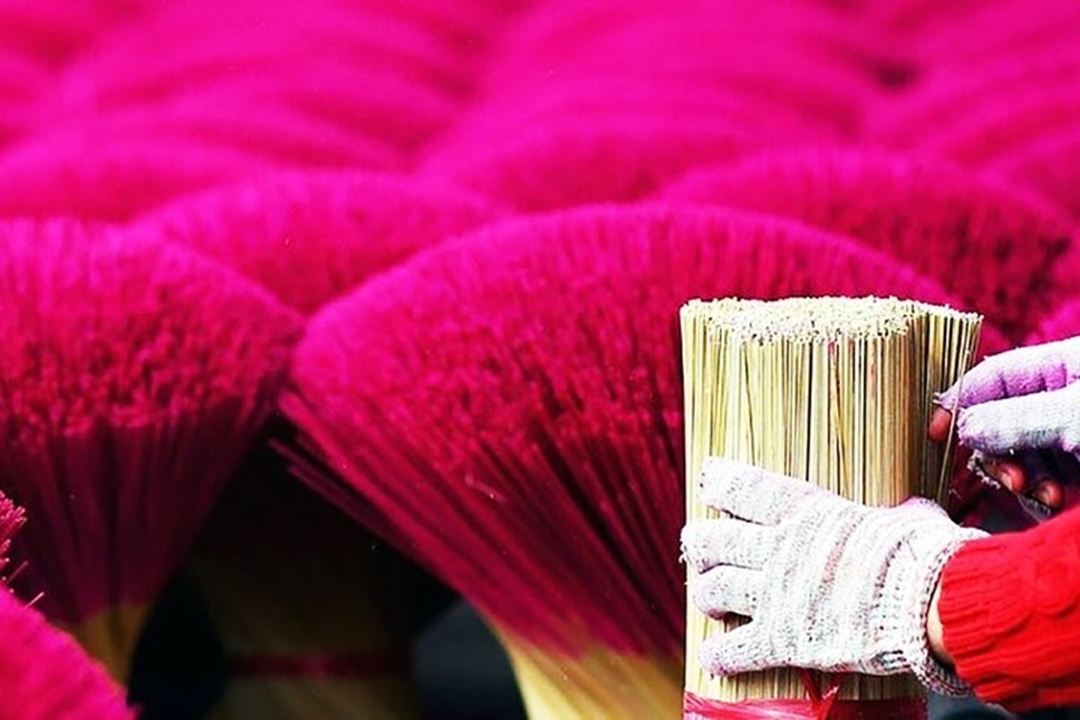 Handmade incense-making activity in local village from Hanoi 4