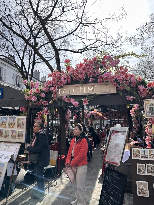 Paris: Montmartre Walking Tour with a Local Guide 4