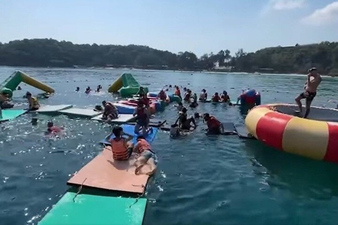 Pattaya-Koh Larn: Koh Larn Speed boat +Sea walker +Parasailing +Banana boat +Snorkeling +lunch 8